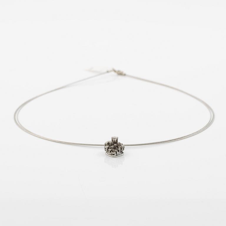 Collier 18K vitguld med dropp-, baguette och briljantslipade diamanter.