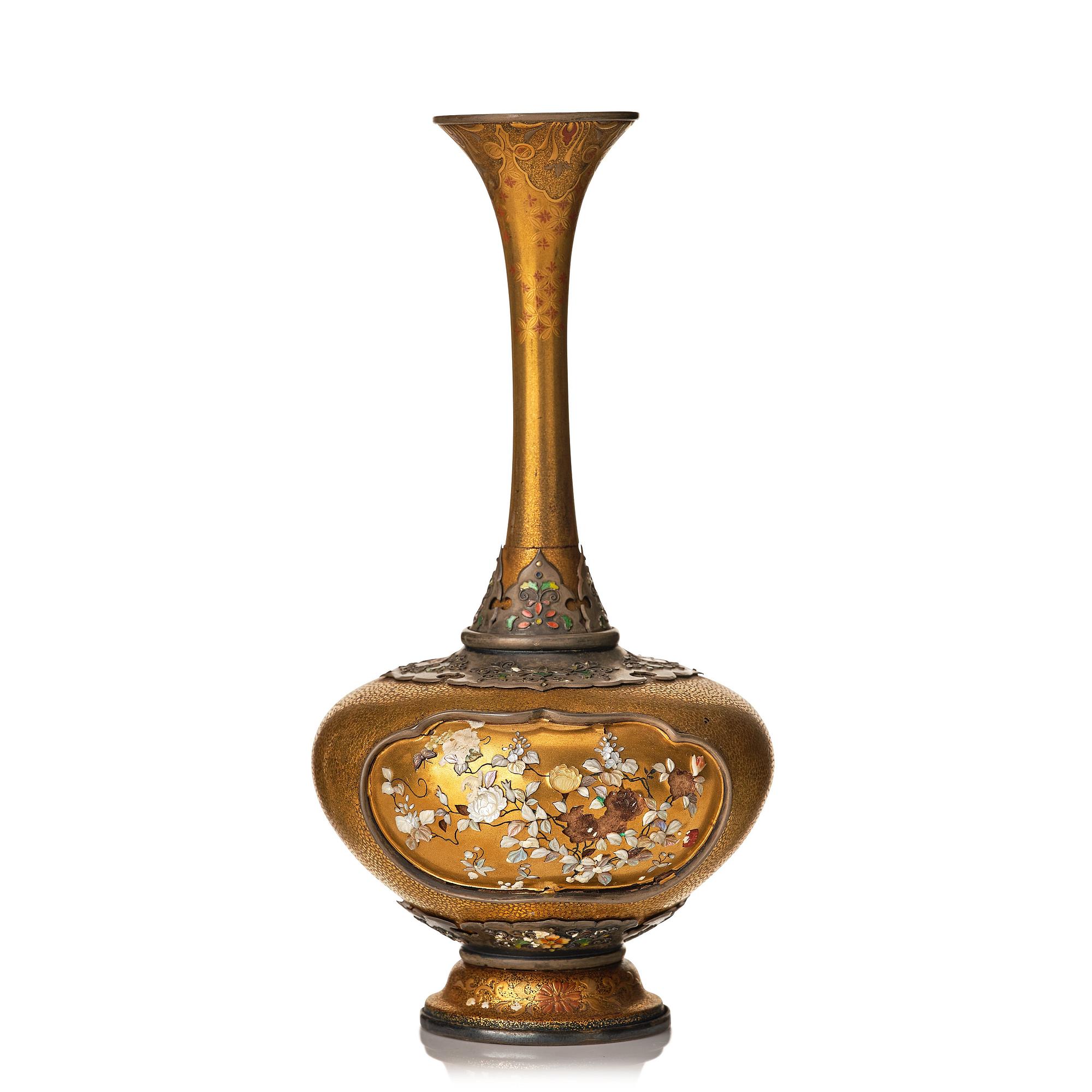 Vas, guldlack, silvermonterad. Shibayamastil, Japan, Meiji (1868-1912).