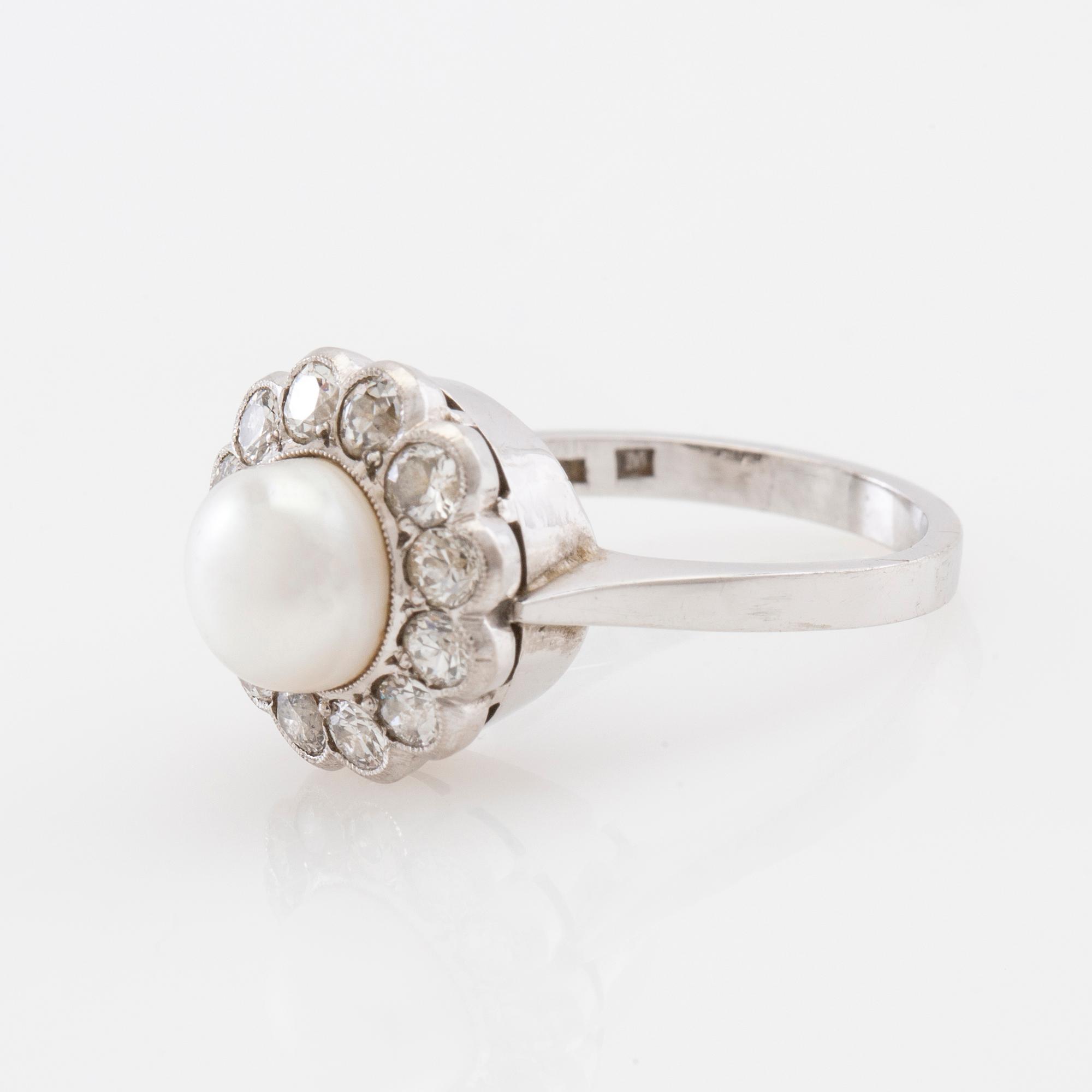 Ring in 18K white gold set with round old-cut diamonds and a cultured pearl.