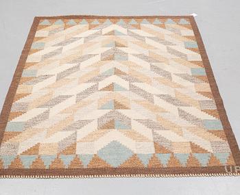 A swedish 1960's - 1970's flat woven carpet, signed UP, (Ulla Parkdahl), around 203 x 141 cm.