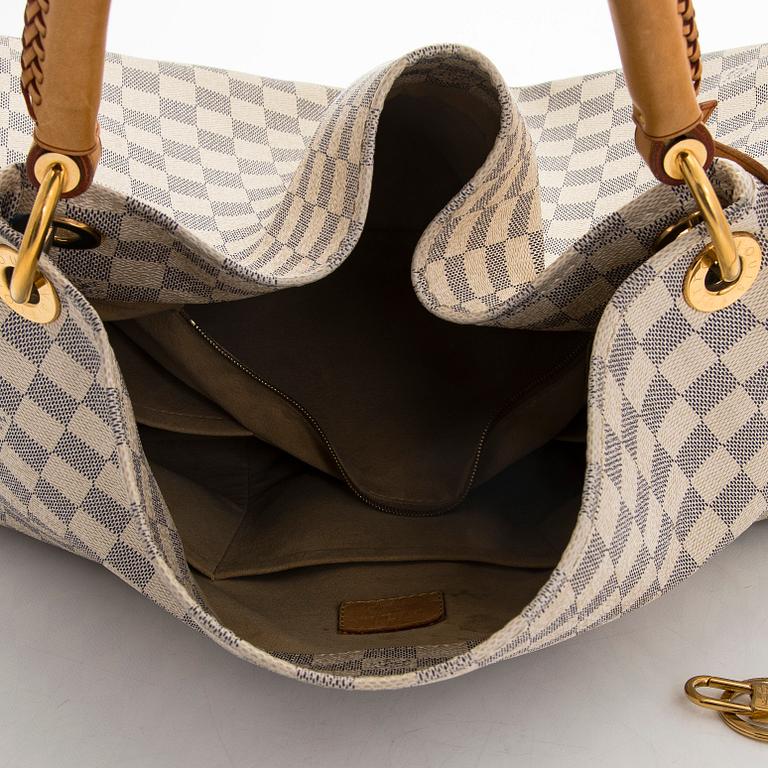 Louis Vuitton, an 'Artsy MM' handbag.