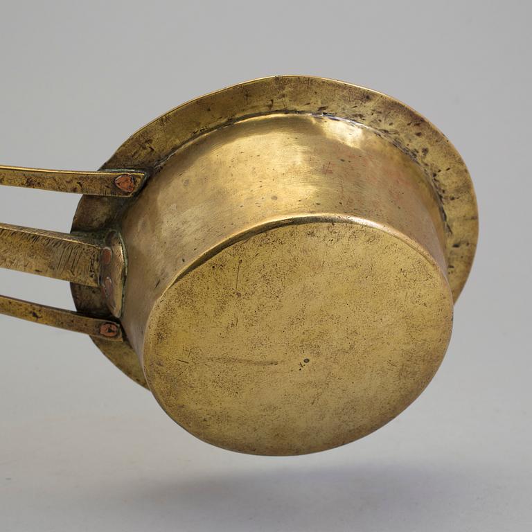 AN 18TH CENTURY BRASS SAUCE PAN.