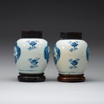 A pair of blue and white jars, Qing dynasty 19th century.