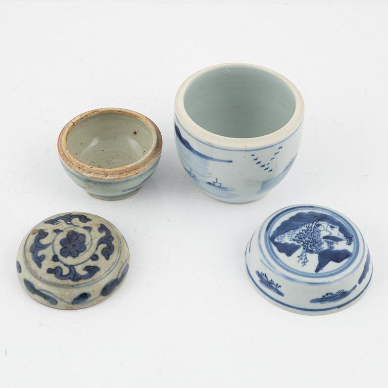 Burkar med lock, två stycken samt tallrik, porslin, Kina, 1700-tal.