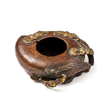 967. A Chinese peach shaped bronze brush washer, late Qing dynasty.