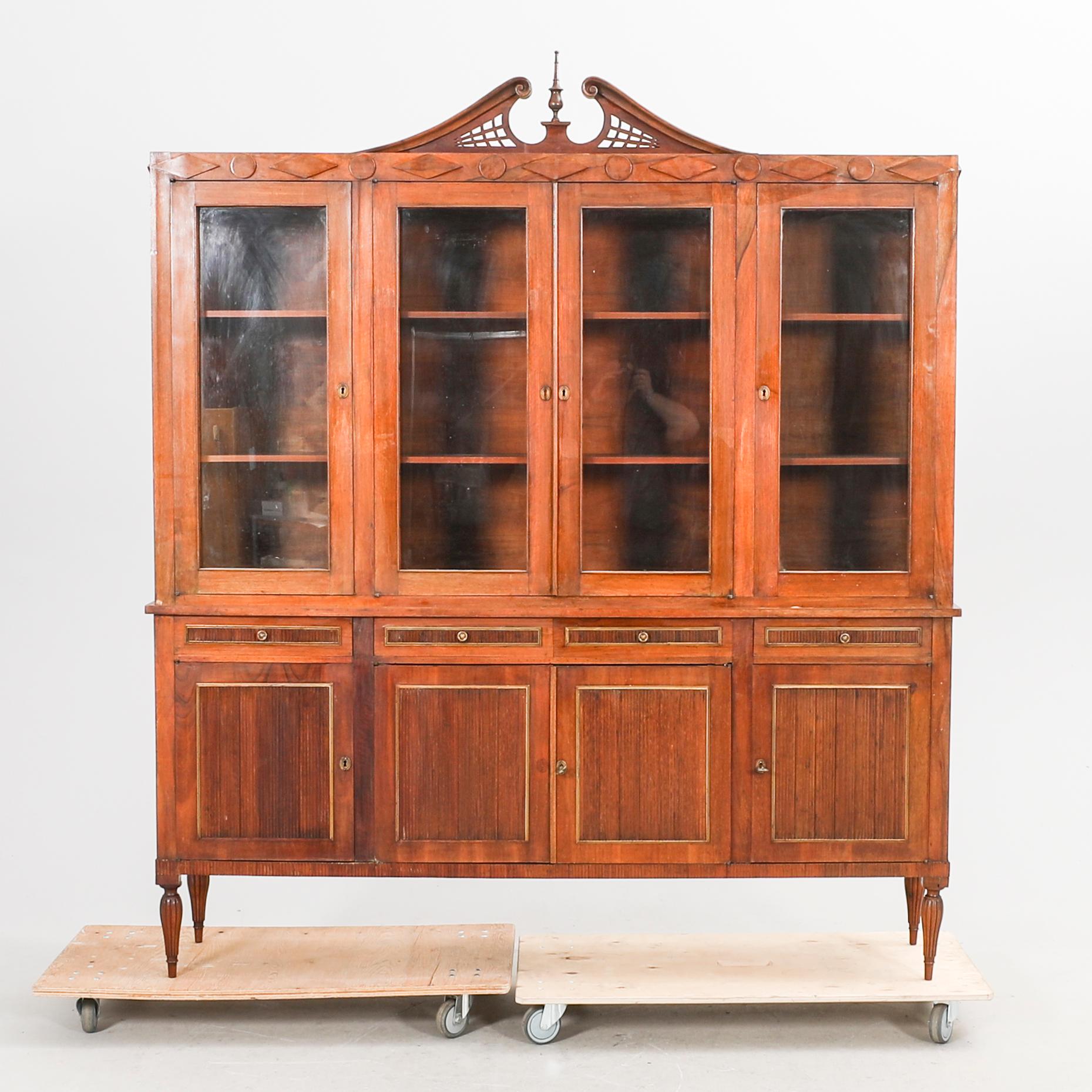 Vitrinskåp tidigt 1900.