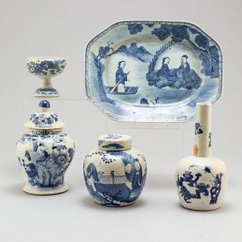 Five Chinese blue and white porcelain objects, 20th century.