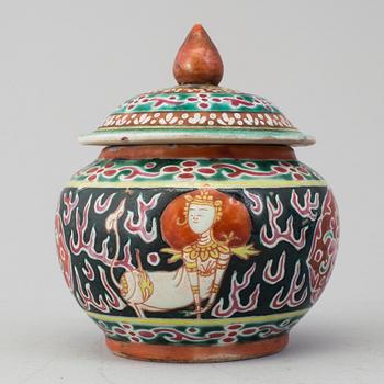 A Bencharong porcelain bowl with cover, China for the Thai Market, Ayutthaya Period, 18th/19th Century.