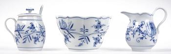 MATSERVIS, 87 delar, porslin, Meissen, lökmönstrad.