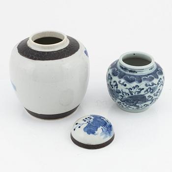 Blue and white ginger jars, a pair + two, Kina, 20th century.