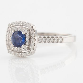 Ring in 14K gold with a faceted sapphire and round brilliant-cut diamonds.