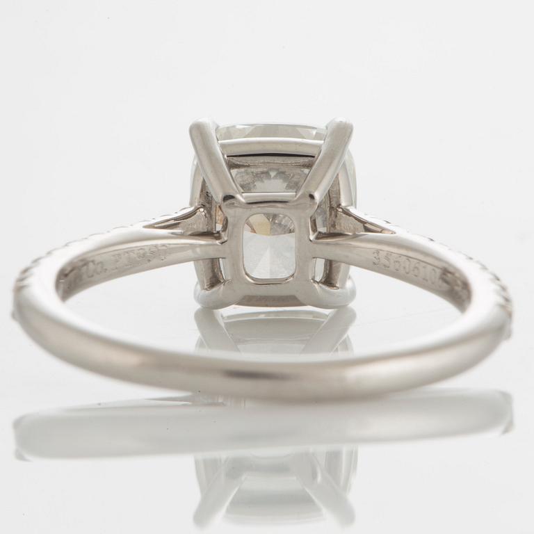 Tiffany ring "Novo" med en cushionformad briljantslipad diamant 2.29 ct kvalitet G vs1.