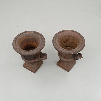 TRÄDGÅRDSURNOR, ett par, 1900-talets första hälft.