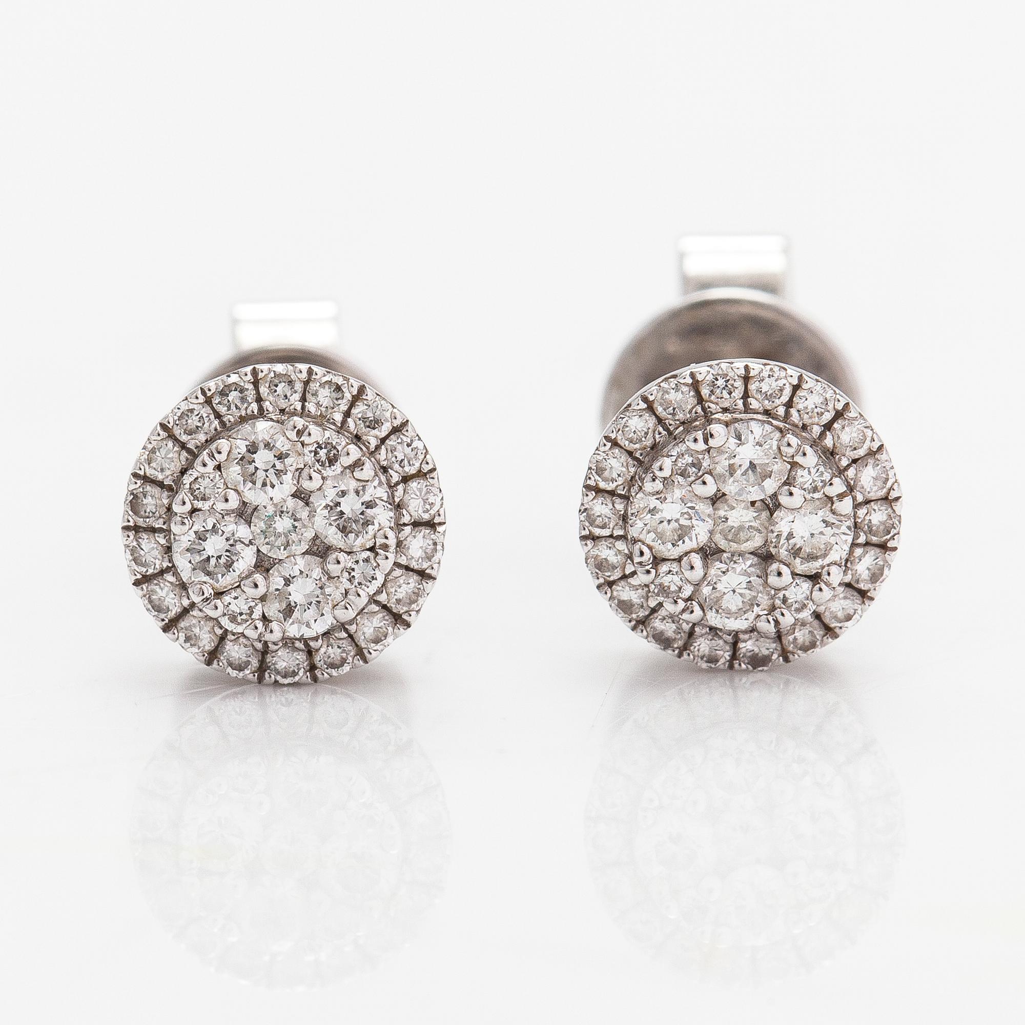 Cassandra Goad, a pair of 18K white gold earrigns with diamonds ca. 0.54 ct in total.