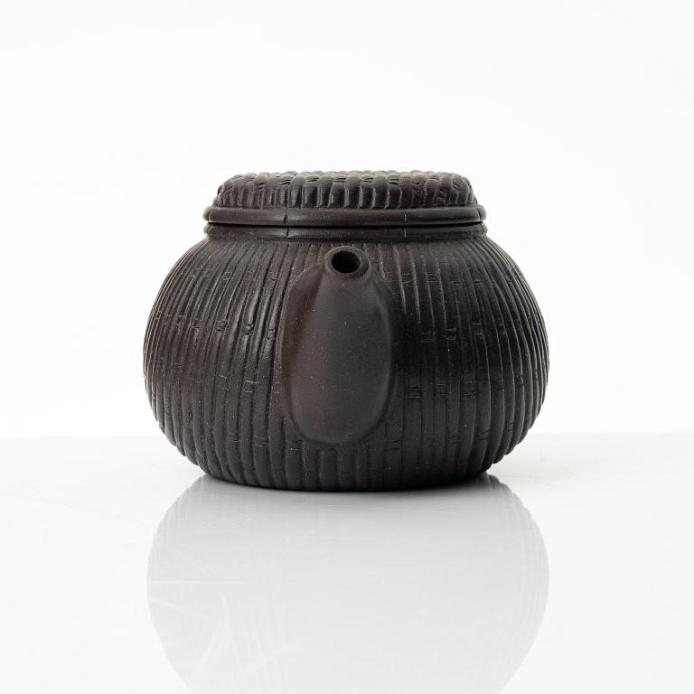 A Chinese yixing 'basket' teapot, 1990s.