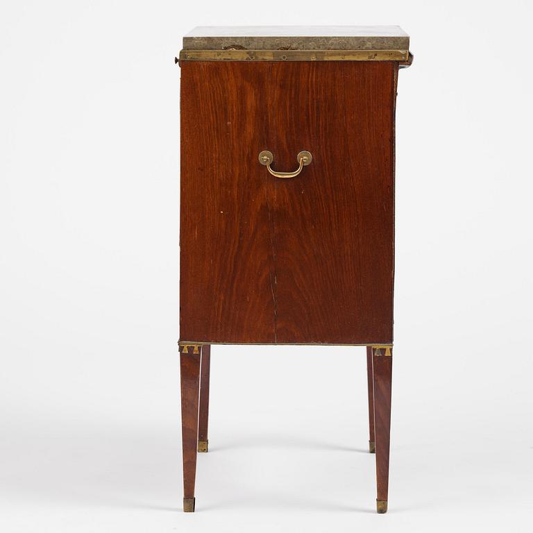 Pottskåp. Stockholmsarbete, 1700-talets slut, Sengustavianskt.