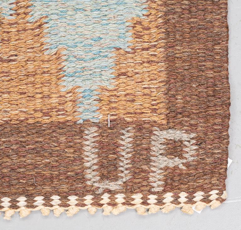 A swedish 1960's - 1970's flat woven carpet, signed UP, (Ulla Parkdahl), around 203 x 141 cm.