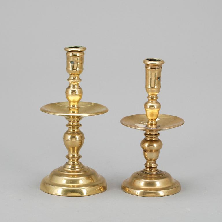 LJUSSTAKAR, 2 st, mässing. Holland 1600-tal.
