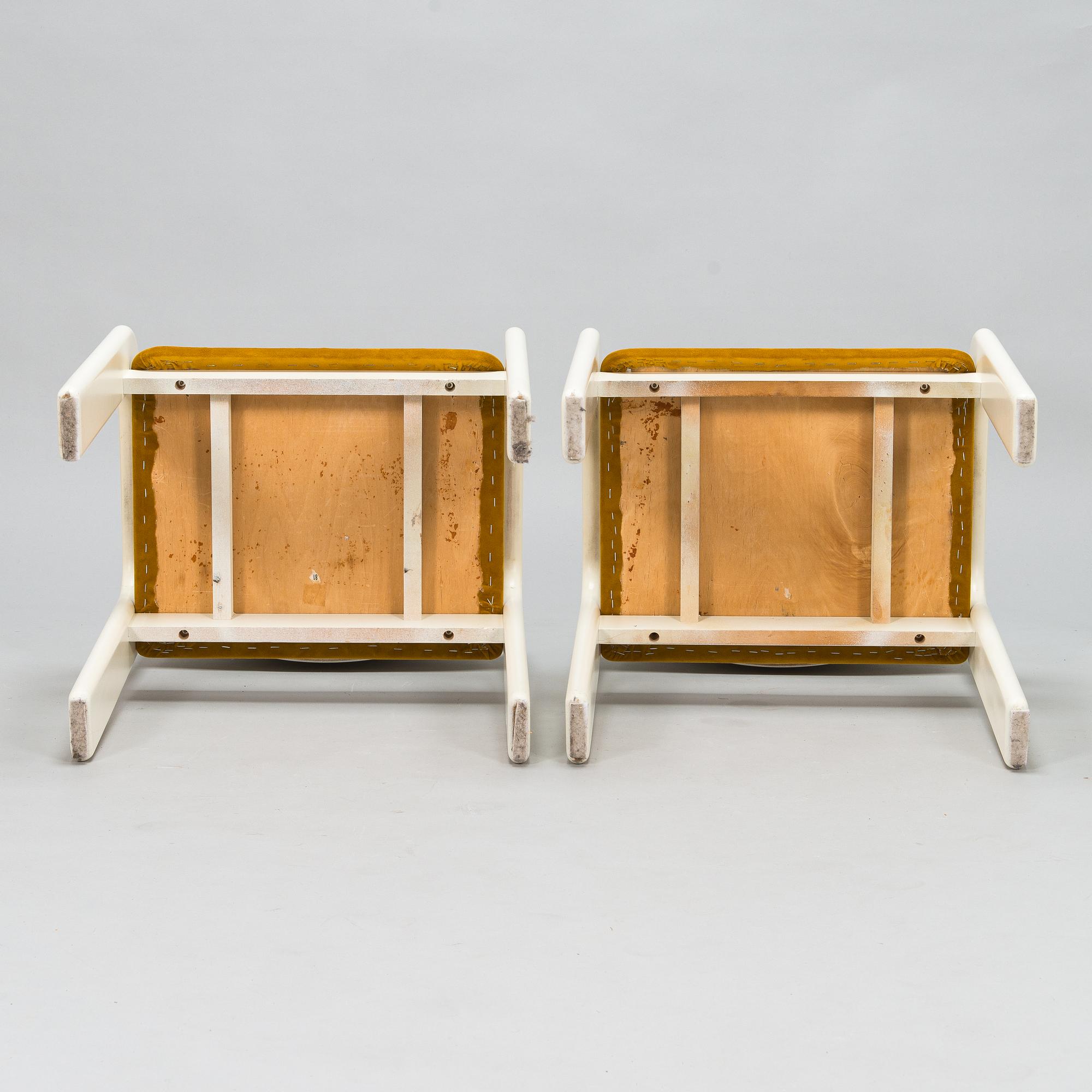 Eero Aarnio, A 1970's dinner table and four chairs "Flamingo" by Asko.