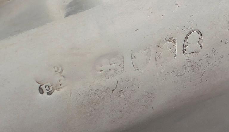 SKÅLFAT MED LOCK, silver, London, otydliga stämplar, troligen 1821. Totalvikt ca 430 gram.