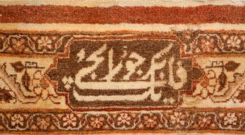 A carpet, an antique Tabriz, ca 380-381,5 x 271,5-283 cm, an inscription: Yekbar Jorabchi.