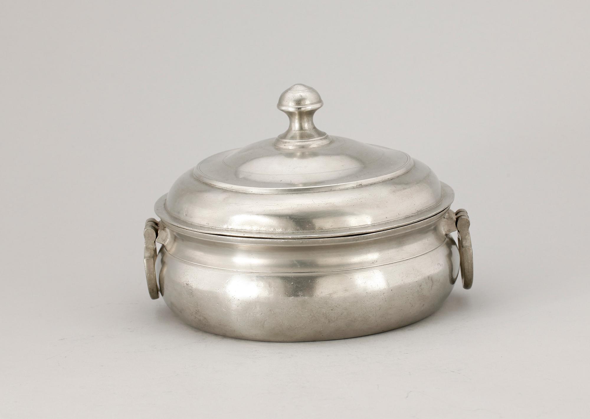 GRÖTSKÅL SAMT 2 BÄGARE, tenn, b.la. Johan Norström, Arboga 1825.