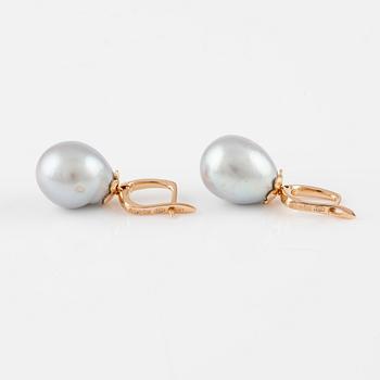 Earrings with cultured freshwater pearls and brilliant-cut diamonds.