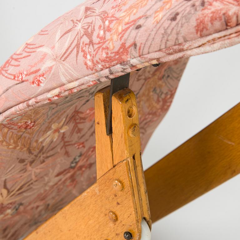 Ilmari Tapiovaara, an early 1960s 'Dolphin chair' for Skanno.