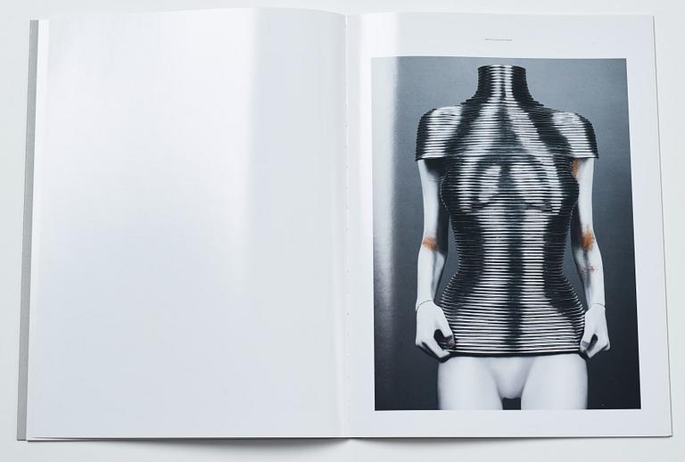 Sølve Søndsbø, bok Pictures from Savage Beauty signed.