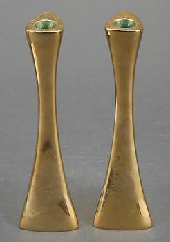 LJUSSTAKAR/VASER, ett par, mässing, Eskilstuna, signerade KEY, designade av K-E Ytterberg för BCA Eskilstuna, 1960-tal.