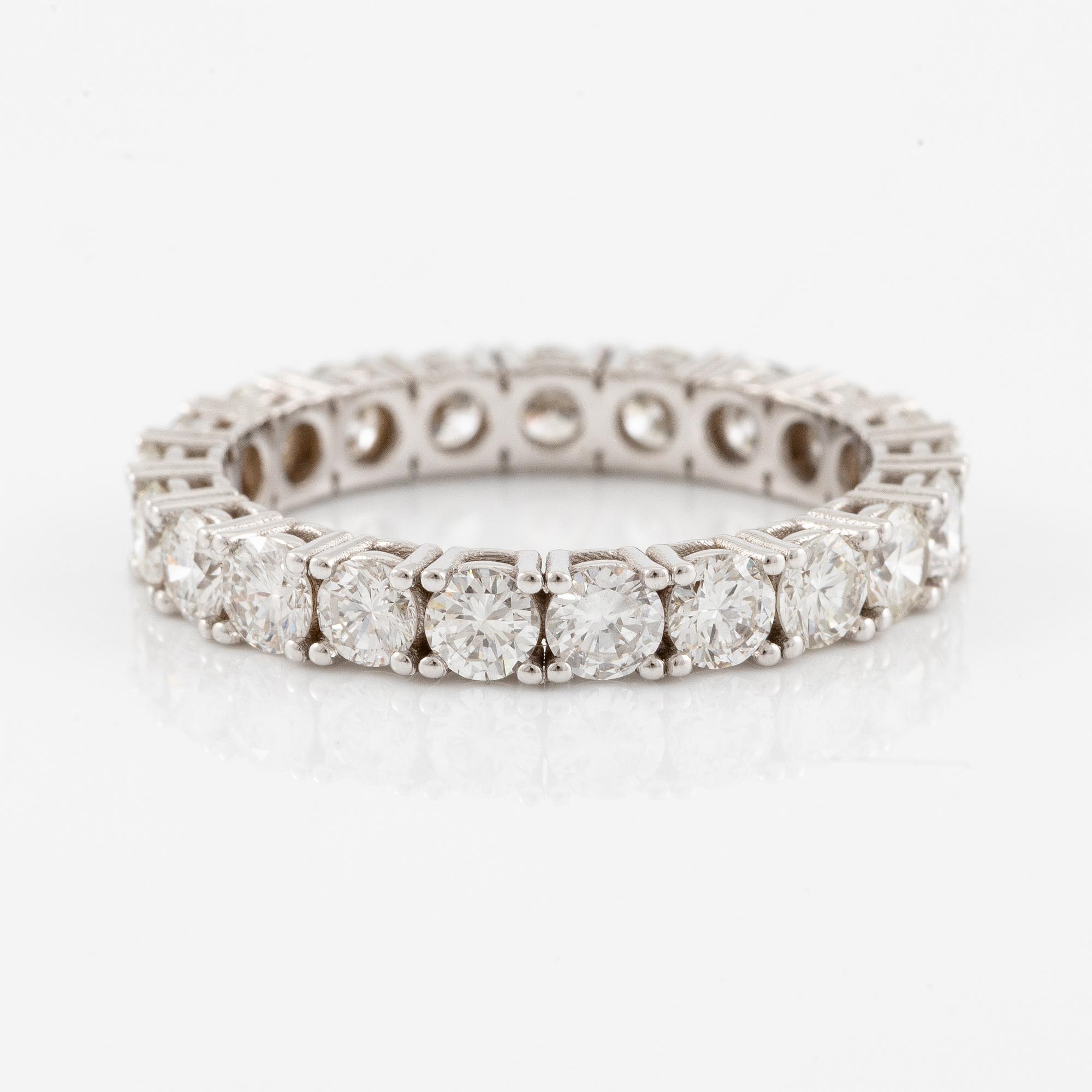 Ring, full eternity band, 18K white gold set with brilliant-cut diamonds.