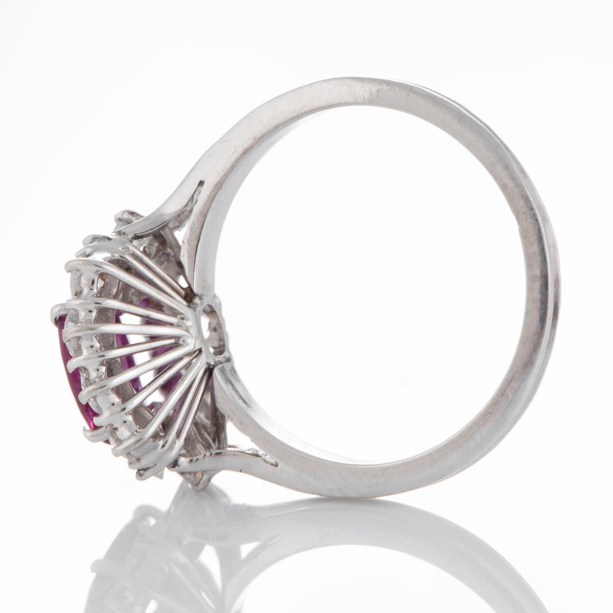 Ring med en rubin ca 1.85 ct och runda briljant- och trapezslipade diamanter.
