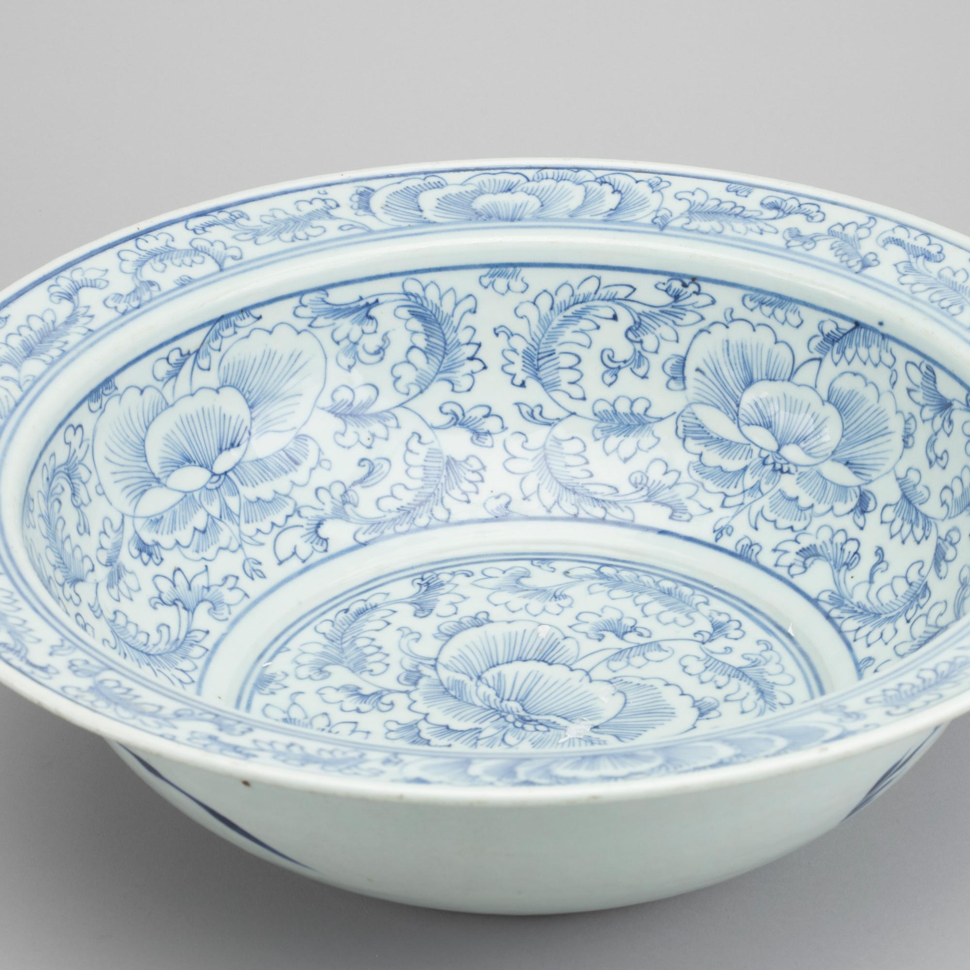 WASH BASIN, porcelain, China, 19th century.