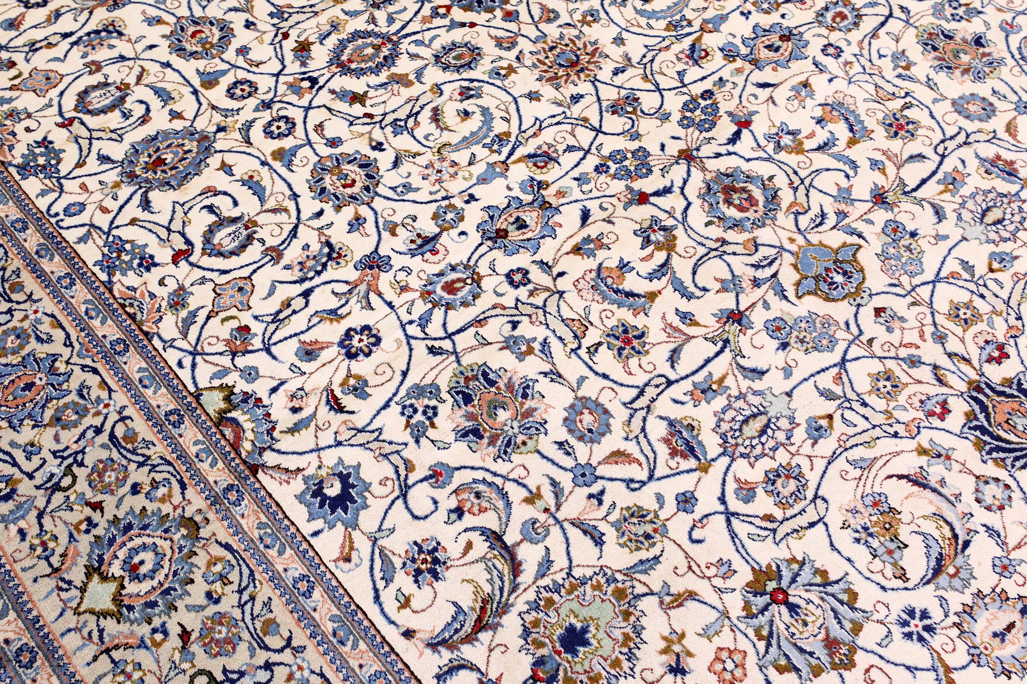 A carpet, Kashan, ca 402 x 278 cm.