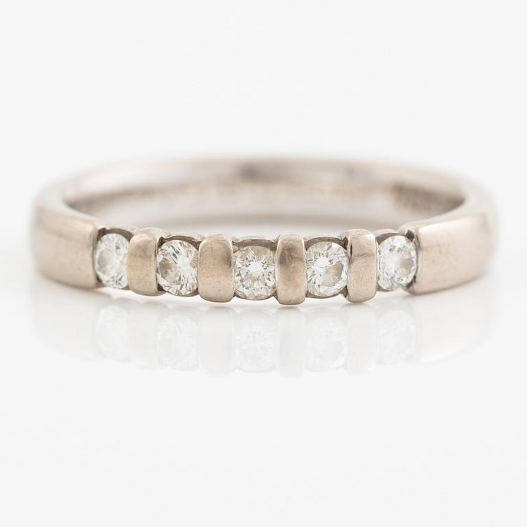 Ring, 14K vitguld med fem briljantslipade diamanter.