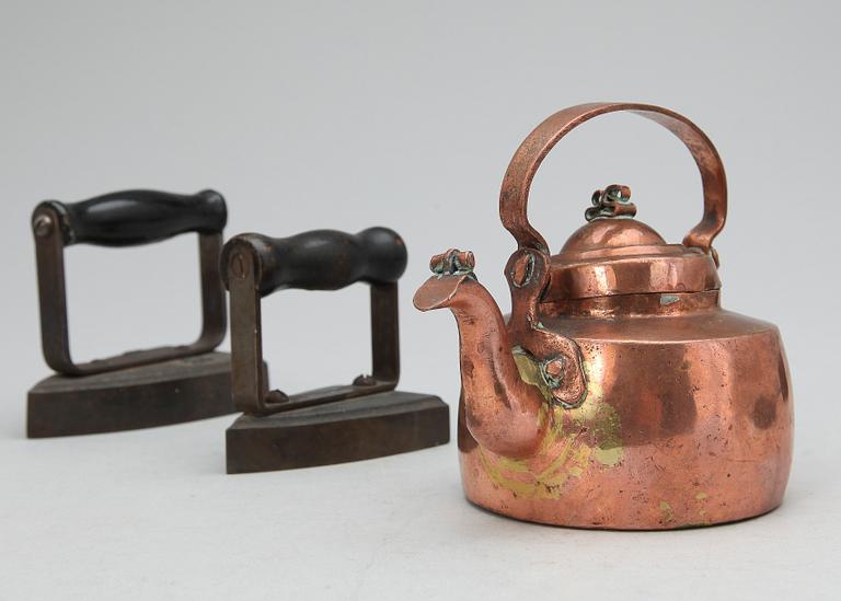 LEKSAKSPIS med tillbehör, 8 delar, plåt, järn samt koppar, 1800/1900-tal.