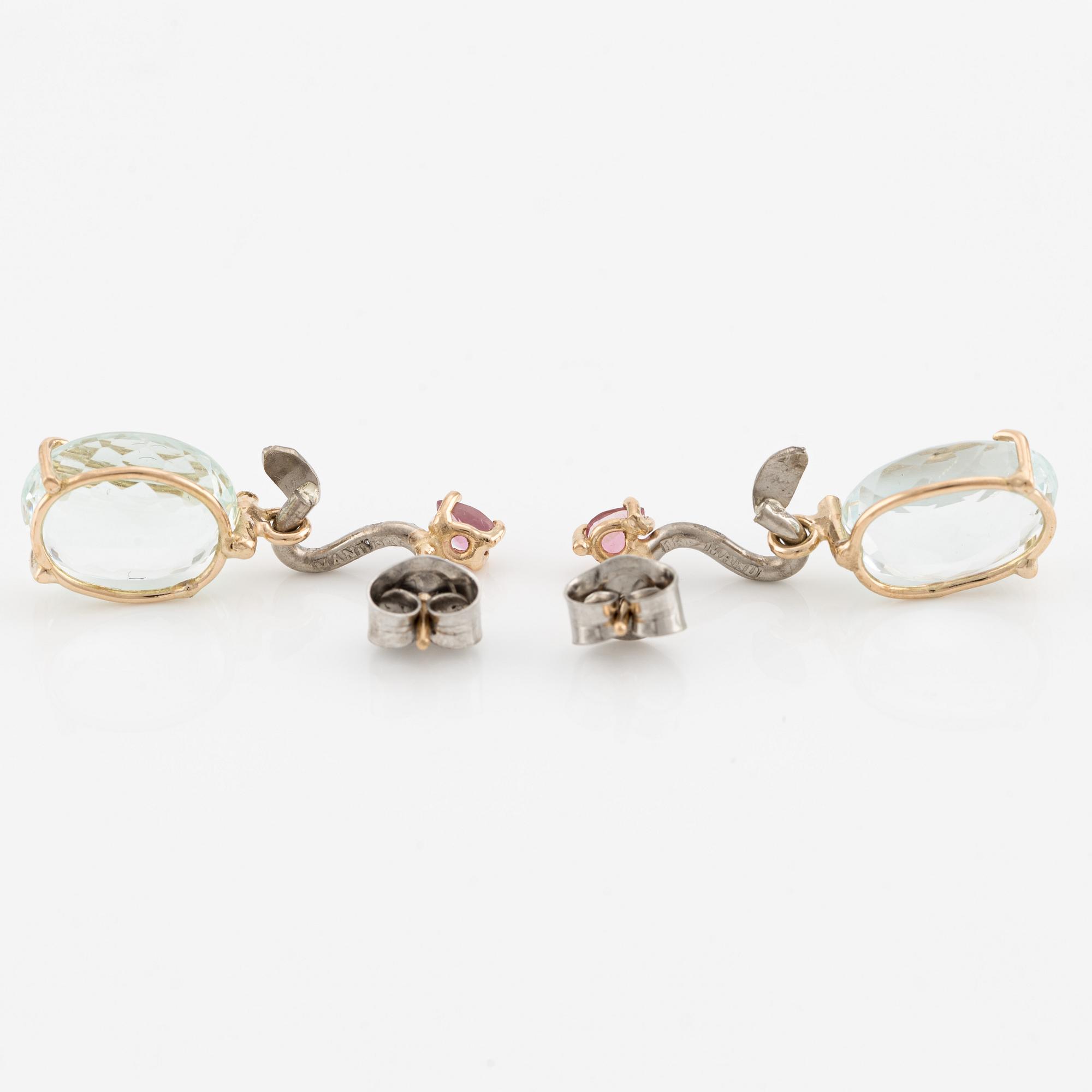 Örhängen med akvamariner och briljantslipade diamanter.