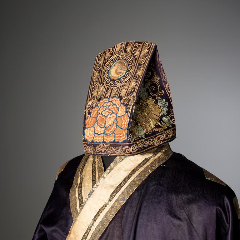 A purple silk taoist priest robe. Late Qing dynasty.