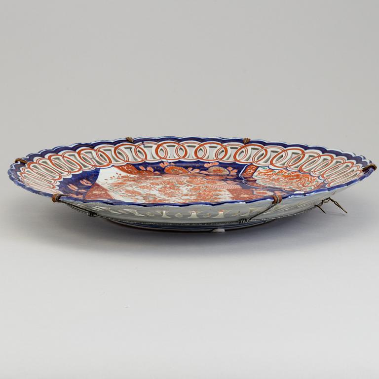 A large Japanese imari charger, Meiji (1867-1912).