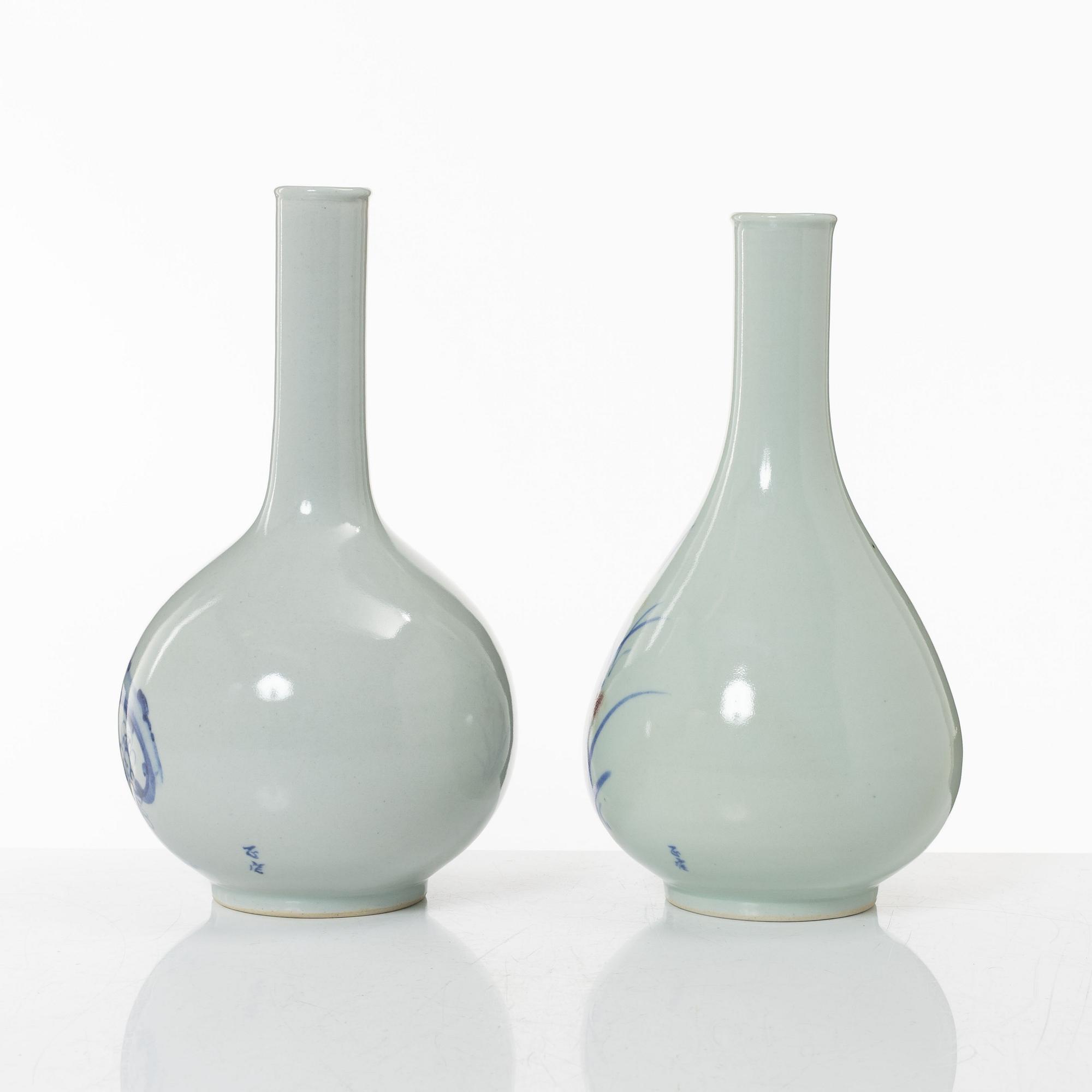 Two porcelain bottles, Japan/Korea, 20th century.