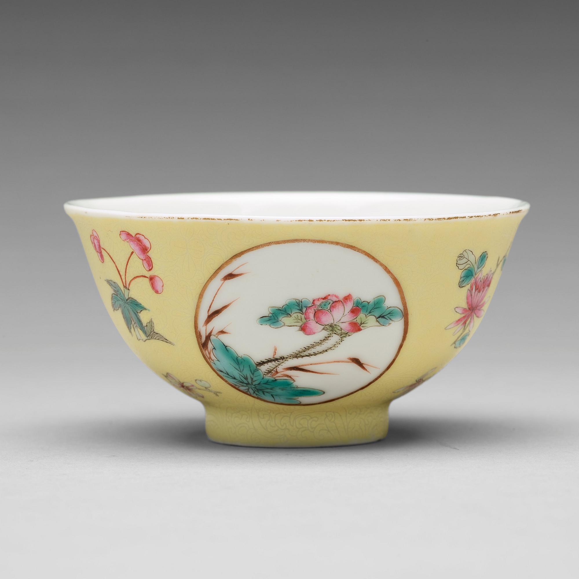A yellow sgrafitto bowl, Republic with four character mark 'Qinghua Zhenpin'.