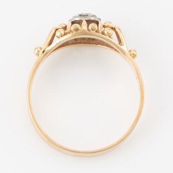 Ring in 18K gold set with a round brilliant-cut diamond.