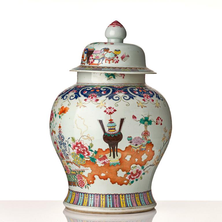 Golvurna med lock, porslin. Qingdynastin, 1800-tal.