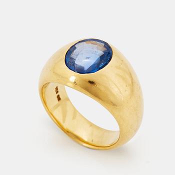 An 18K gold Hemmerle ring set with a mixed-cut sapphire.