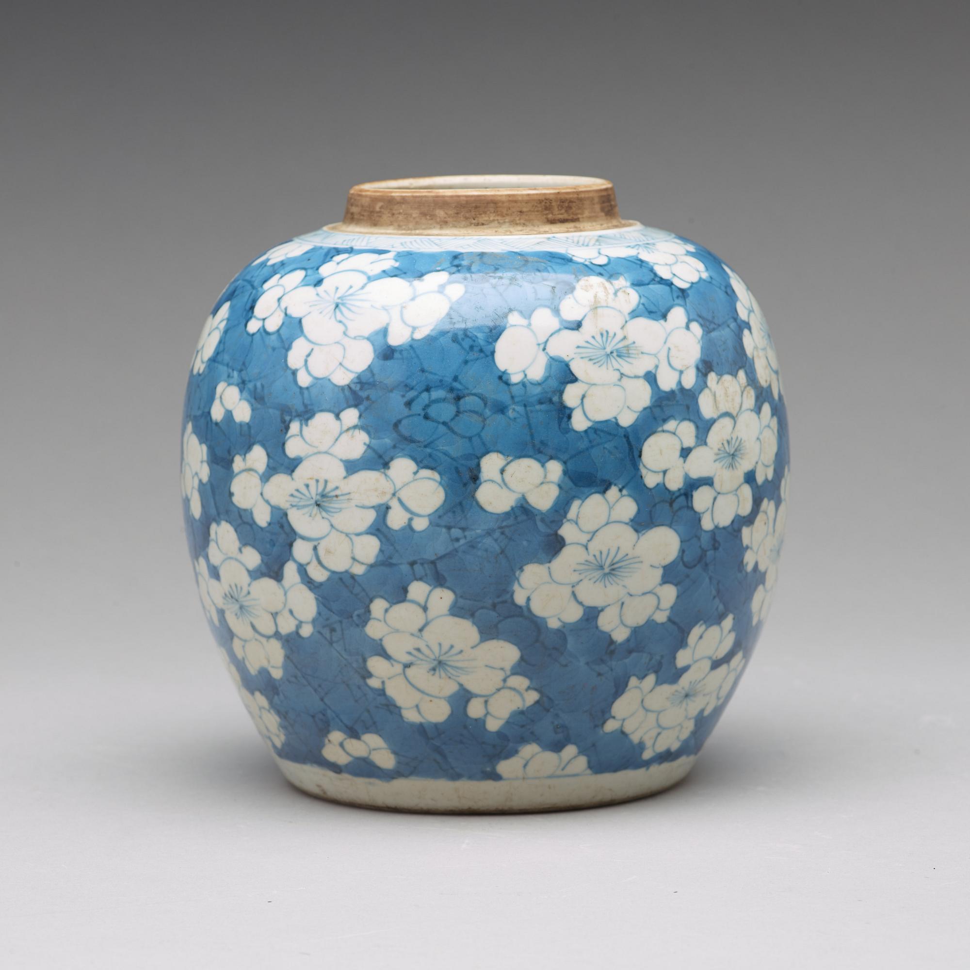 A blue and white jar, Qing dynasty, Kangxi (1662-1722).