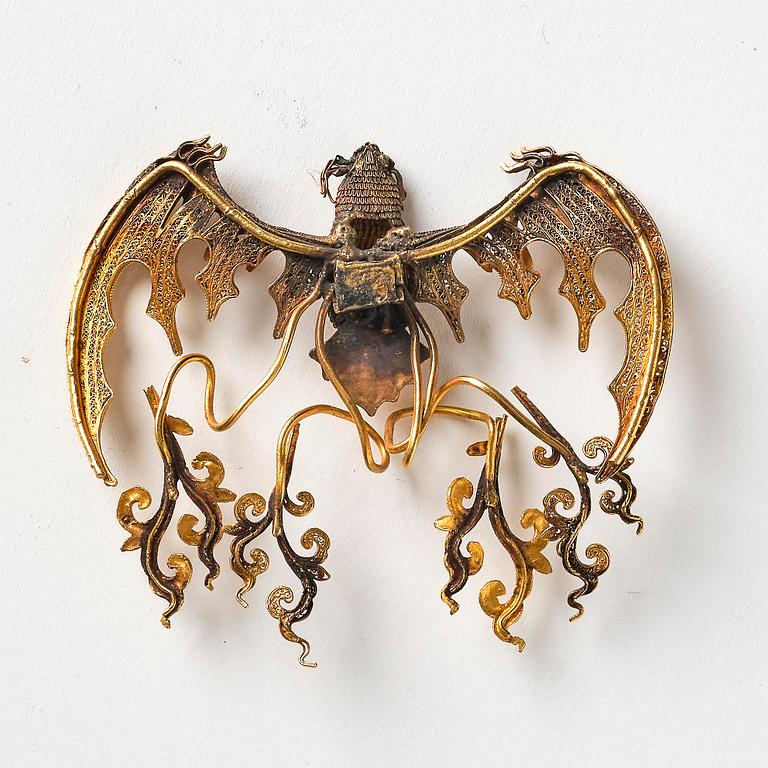 An elegant filigree gold hair ornament in the shape of a bat, Qing dynasty, Qianlong (1736-95).