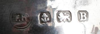 SENAPSKAR, 2 st samt PEPPARSTRÖARE, silver, bl a England. Vikt ca 129 gram.