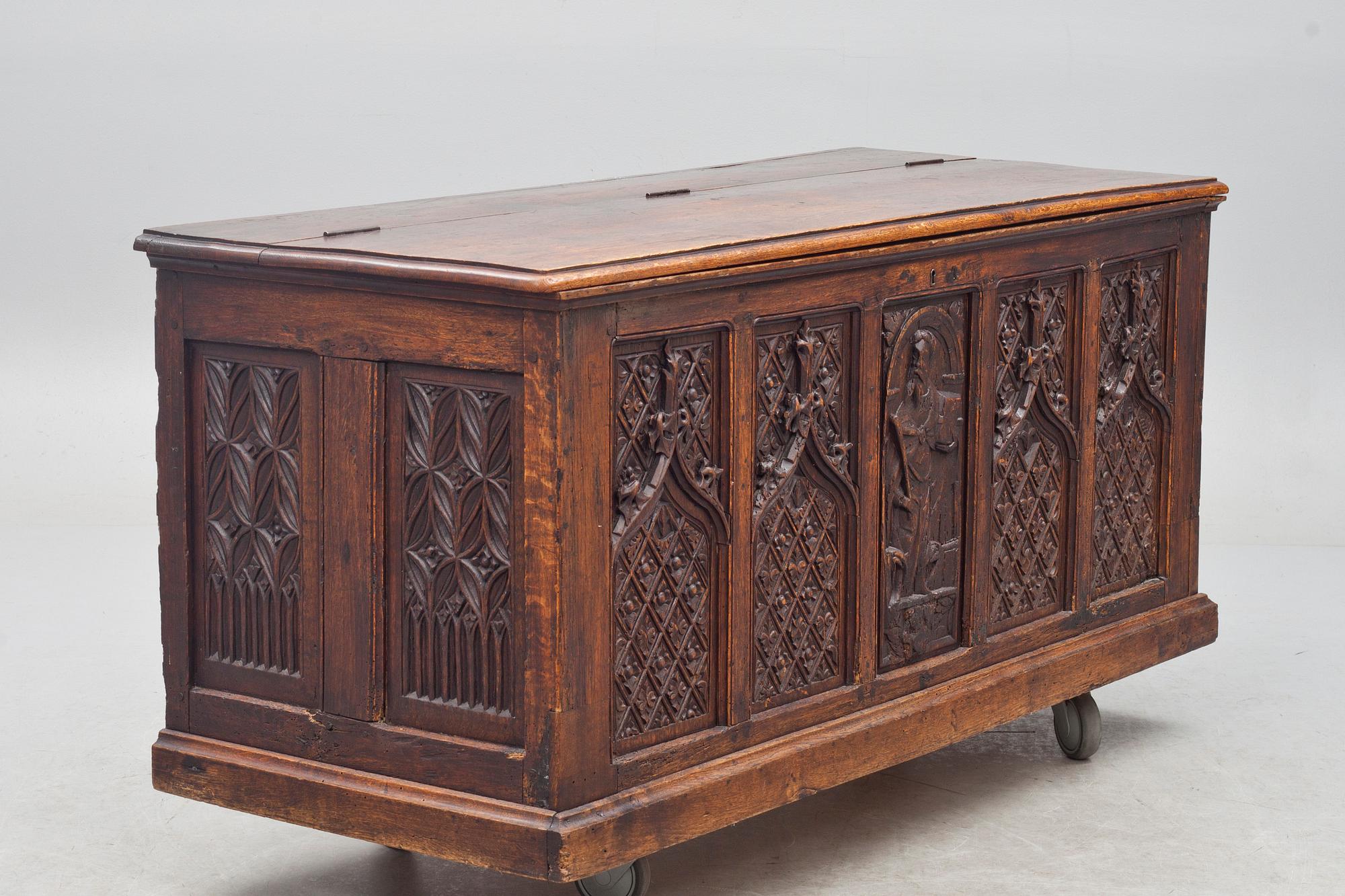 CASONNE, Italien, delvis 1600-tal.