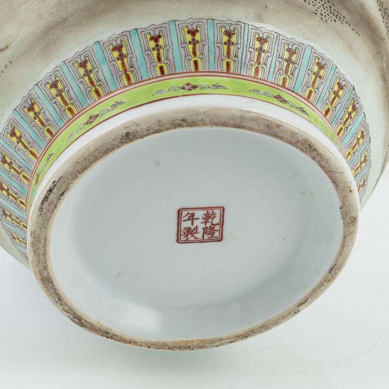 A Chinese porcelain vase from the 21th century.