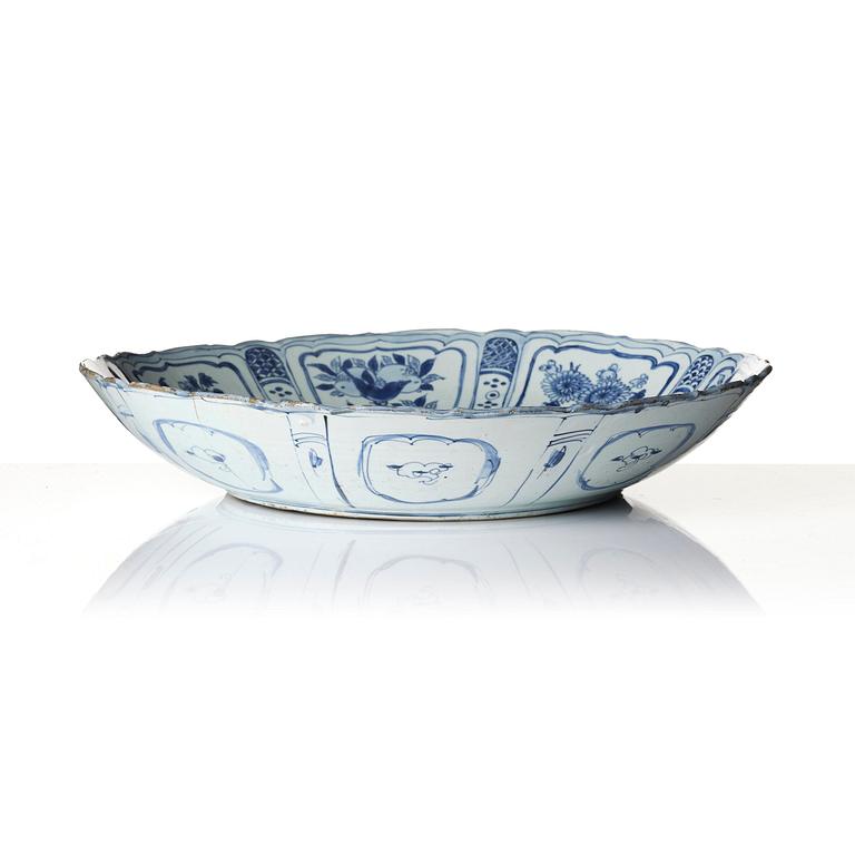 A large blue and white 'kraak' charger, Ming dynasty, Wanli (1572-1620).